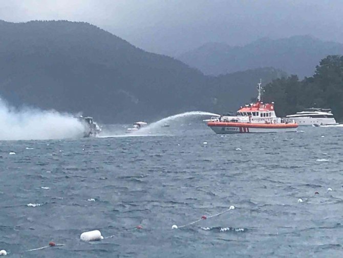 Lüks teknedeki yangın söndürüldü