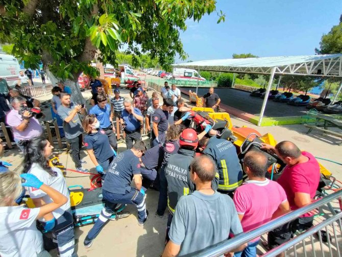 Lunaparkta salıncak platformdan çıktı, 3 çocuk yaralandı