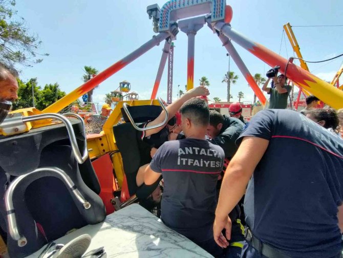 Lunaparkta salıncak platformdan çıktı, 3 çocuk yaralandı
