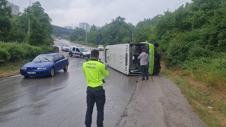 Özel halk otobüsü, rampada devrildi