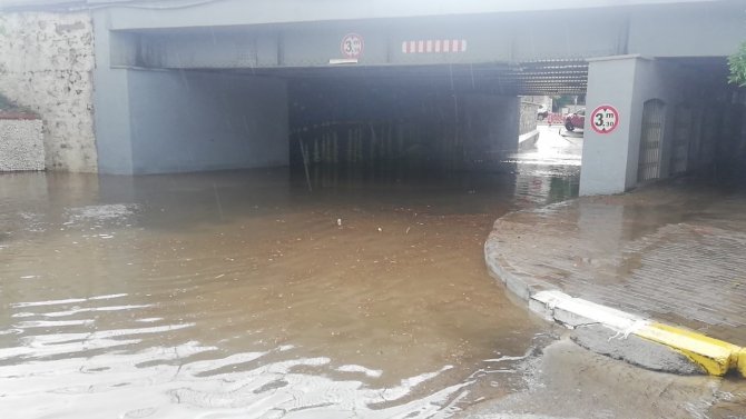 Sağanak yağış: Karayolu ulaşıma kapandı, binalar sular altında kaldı