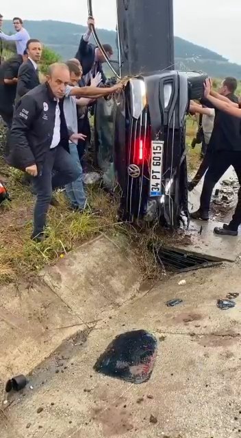 Şentop'un koruma ekibi kaza yaptı; 2 özel kalem müdür yardımcısı ve 2 polis yaralı