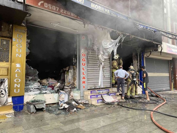 Yanan dükkan küle döndü