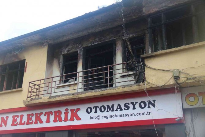 Alevlere teslim olan otel kullanılamaz hale geldi