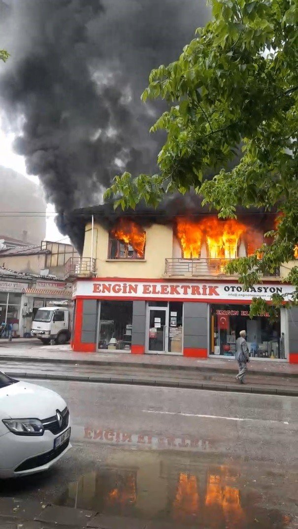 Alevlere teslim olan otel kullanılamaz hale geldi