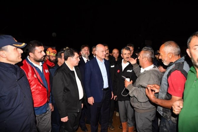 Bakan Soylu sel bölgesinde incelemelerde bulundu