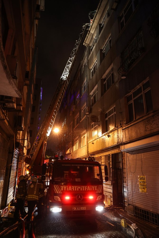 Binanın çatısında çıkan yangın söndürüldü