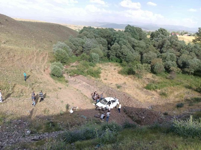 Otomobil şarampole yuvarlandı: 3 yaralı