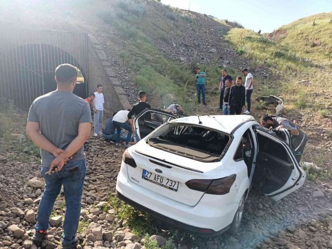 Otomobil şarampole yuvarlandı: 3 yaralı