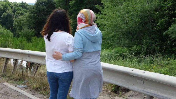 Otomobil takla atıp, şarampole yuvarlandı