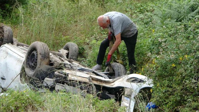 Otomobil takla atıp, şarampole yuvarlandı