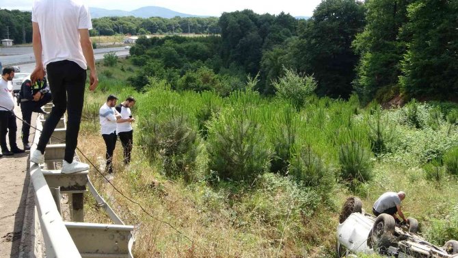 Otomobil takla atıp, şarampole yuvarlandı