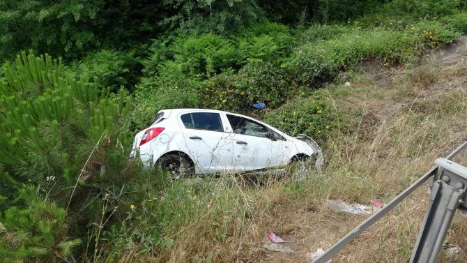 Otomobil takla atıp, şarampole yuvarlandı