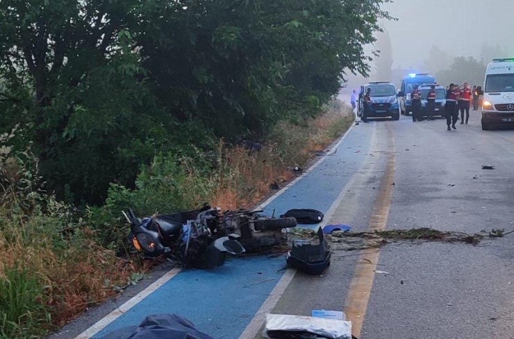 Otomobilin çarptığı motosikletteki 2 kişi öldü