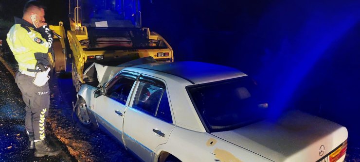 Park halindeki silindire çarpan otomobilin sürücüsü yaralandı