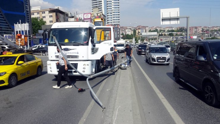 Servis midibüsü aydınlatma direğine çarptı: 4 yaralı