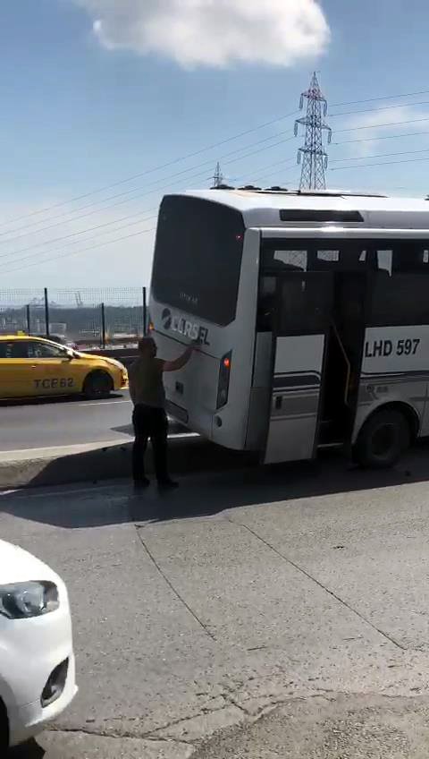 Servis midibüsü aydınlatma direğine çarptı: 4 yaralı