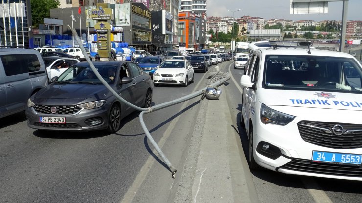 Servis midibüsü aydınlatma direğine çarptı: 4 yaralı