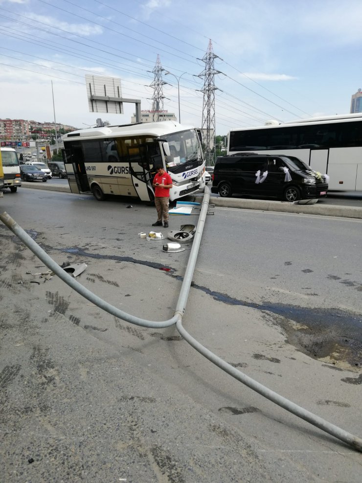 Servis midibüsü aydınlatma direğine çarptı: 4 yaralı