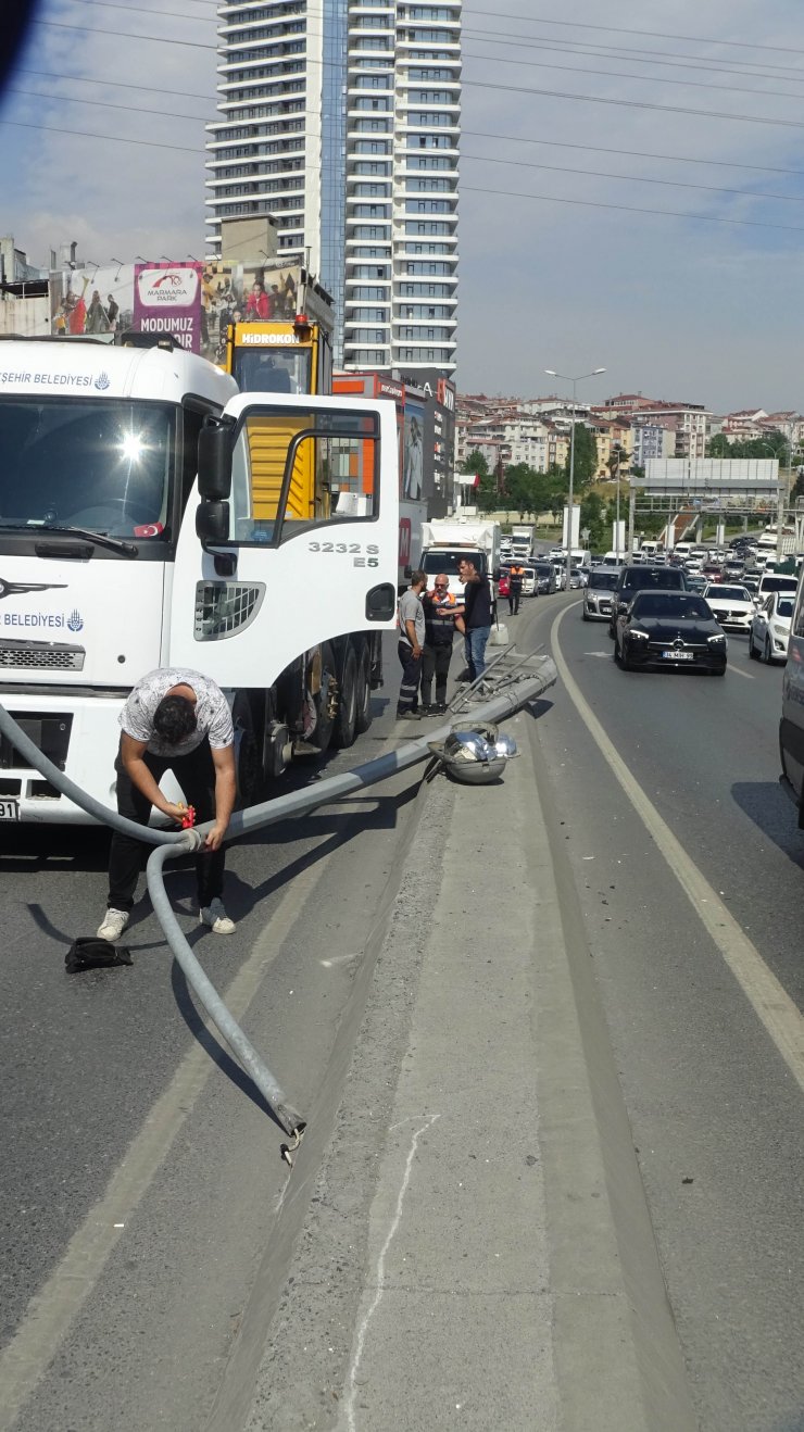 Servis midibüsü aydınlatma direğine çarptı: 4 yaralı