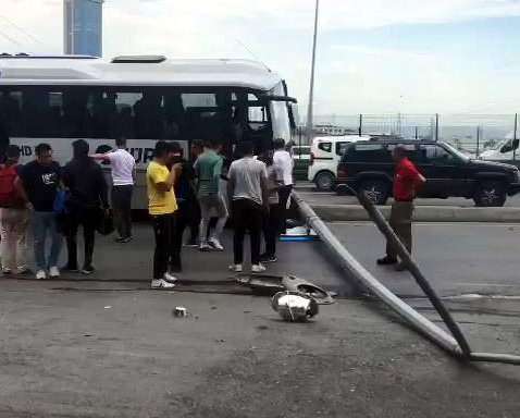 Servis midibüsü aydınlatma direğine çarptı: 4 yaralı