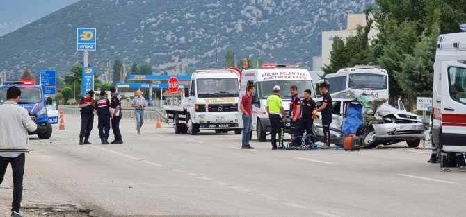 Tır ile çarpışan otomobildeki kadın öldü