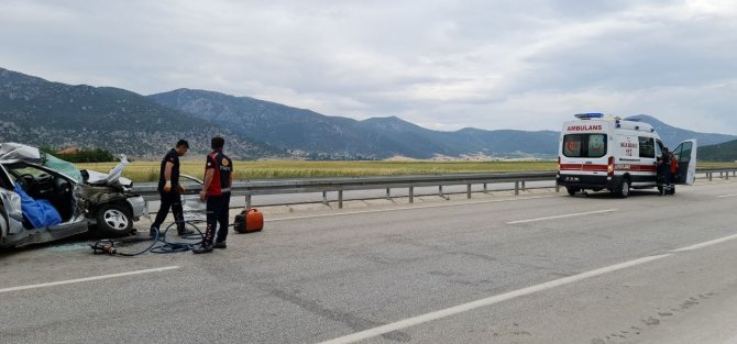 Tır ile çarpışan otomobildeki kadın öldü