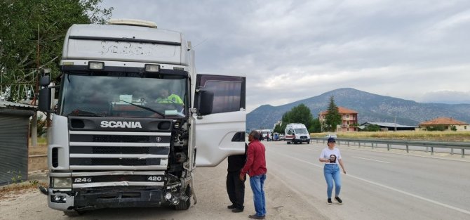 Tır ile çarpışan otomobildeki kadın öldü