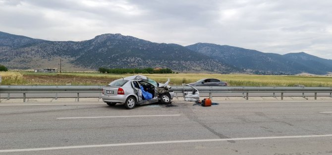 Tır ile çarpışan otomobildeki kadın öldü