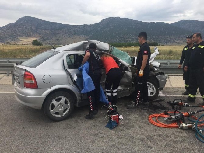 Tır ile çarpışan otomobildeki kadın öldü
