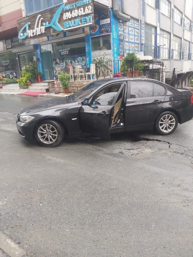 Yol çöktü, iki evi su bastı