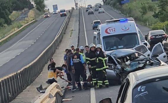 Zincirleme kaza: 1 ölü, 2 yaralı