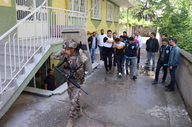 5 saatlik rehine krizi