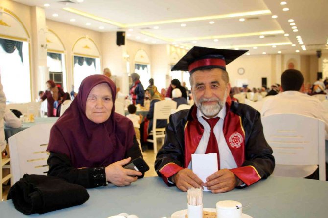 62 yaşında mezun oldu