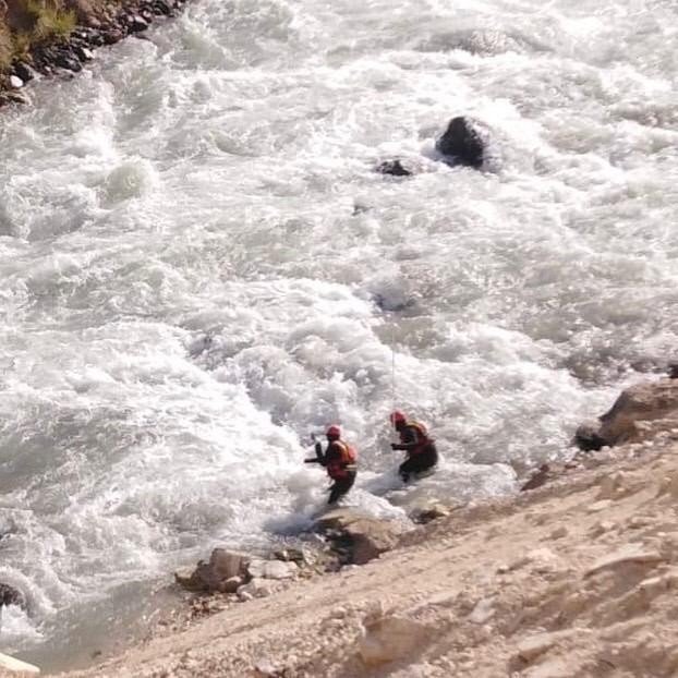 Akıntıya kapılan sağlıkçıyı arama çalışmaları üçüncü gününde