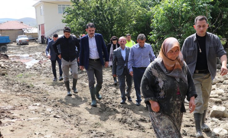 Bakan Kurum'dan, selden etkilenen bölgelere ziyaret