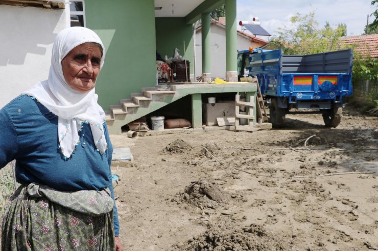 Bakan Kurum'dan, selden etkilenen bölgelere ziyaret