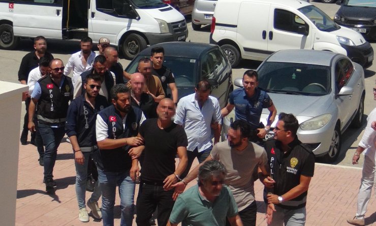 Bar işletmecisi ile polisten kaçırmaya çalışan 9 kişiye gözaltı