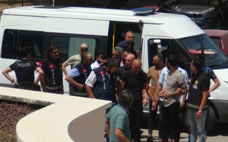 Bar işletmecisi ile polisten kaçırmaya çalışan 9 kişiye gözaltı