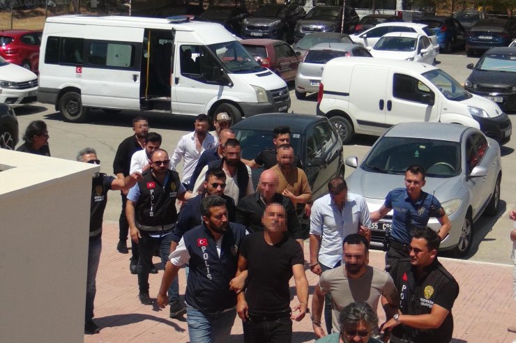 Bar işletmecisi ile polisten kaçırmaya çalışan 9 kişiye gözaltı