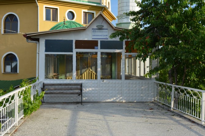 Lokum ve çikolataları yedi, bir miktar para ile helallik notu bıraktı