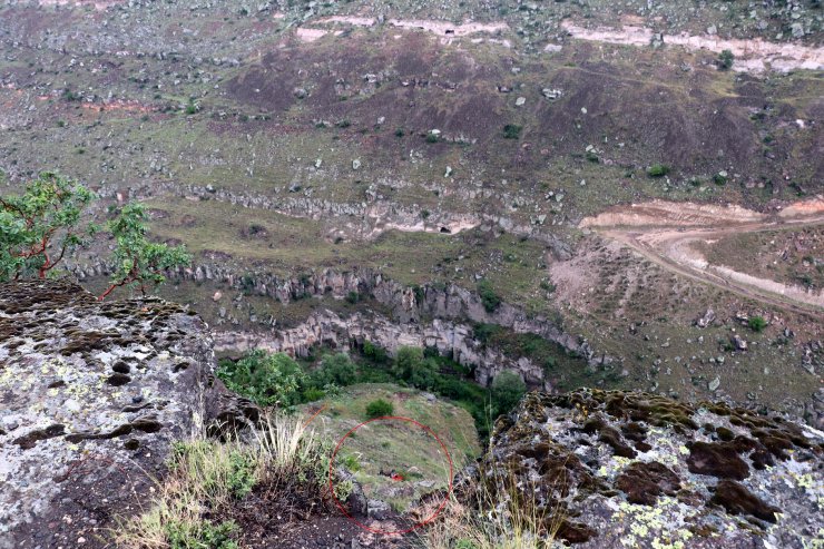 Bozulan araçlarını iterken, uçuruma düşürdüler