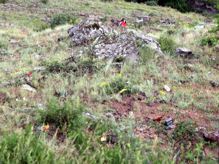 Bozulan araçlarını iterken, uçuruma düşürdüler