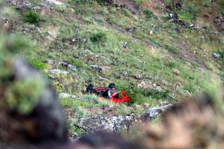 Bozulan araçlarını iterken, uçuruma düşürdüler