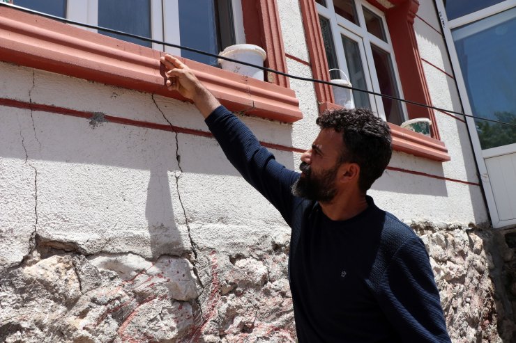 Depremde evlerinde çatlaklar oluşanlar o anları anlattı