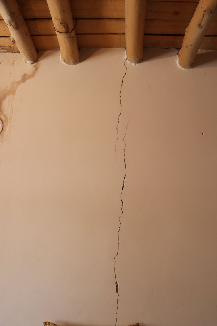 Depremde evlerinde çatlaklar oluşanlar o anları anlattı