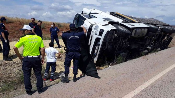 Devrilen tırın kupasında sıkışan sürücü can verdi