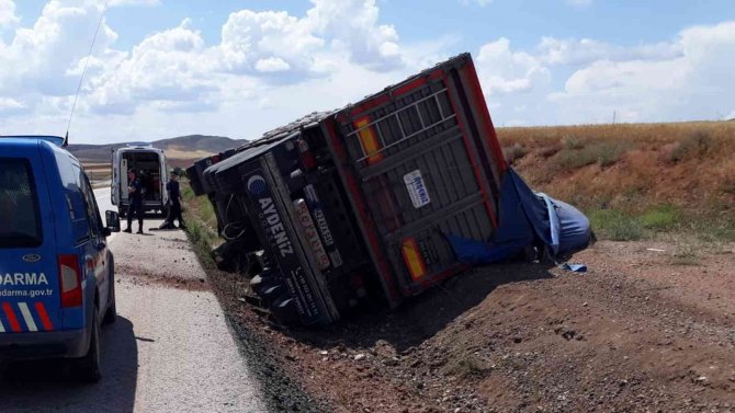 Devrilen tırın kupasında sıkışan sürücü can verdi