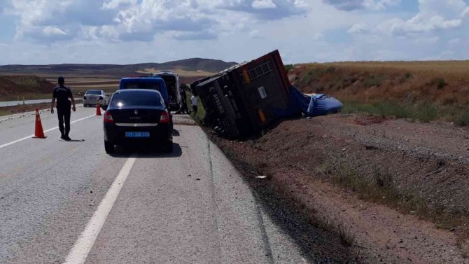 Devrilen tırın kupasında sıkışan sürücü can verdi