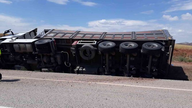 Devrilen tırın kupasında sıkışan sürücü can verdi